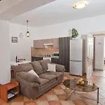 Vuzar Apartman *